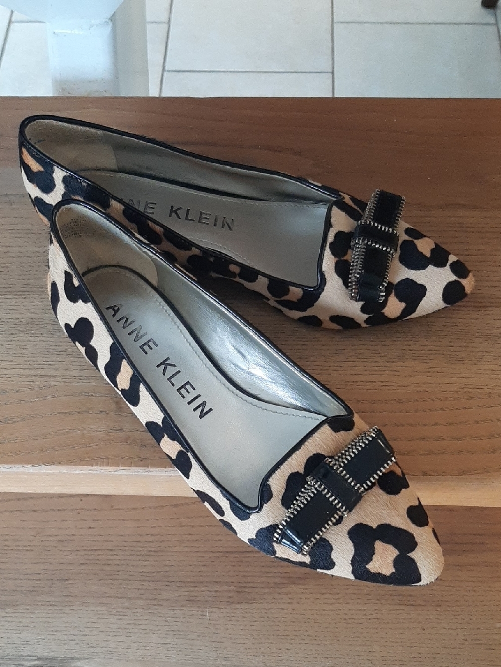 Anne Klein🐆LEATHER Leopard-Print Pointed Flats with Black Bow Accent Sz 7M